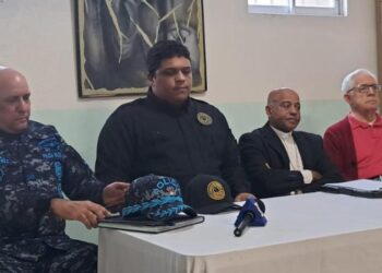 Obispo Manuel Ruiz media ante marcha en Los Mina