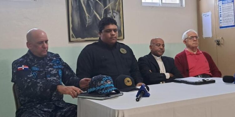 Obispo Manuel Ruiz media ante marcha en Los Mina