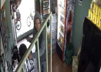 El establecimiento comercial Súper Colmado Hermanos Díaz, ubicado en el distrito municipal de Villa Central, fue objeto de un atraco perpetrado por desconocidos, quienes cargaron con la suma de RD$266,000 en efectivo