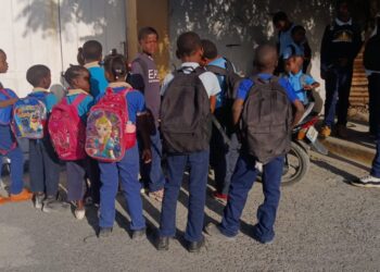 Decenas de niños son devueltos a sus hogares por llegar minutos tarde al centro educativo Anaima Tejada en Villa Central.