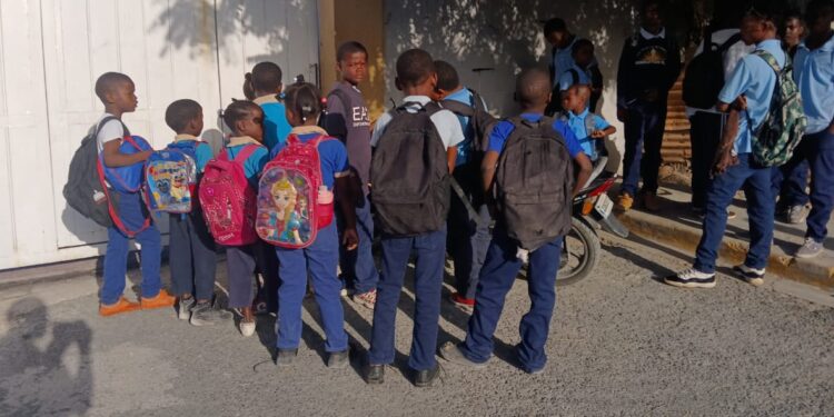 Decenas de niños son devueltos a sus hogares por llegar minutos tarde al centro educativo Anaima Tejada en Villa Central.