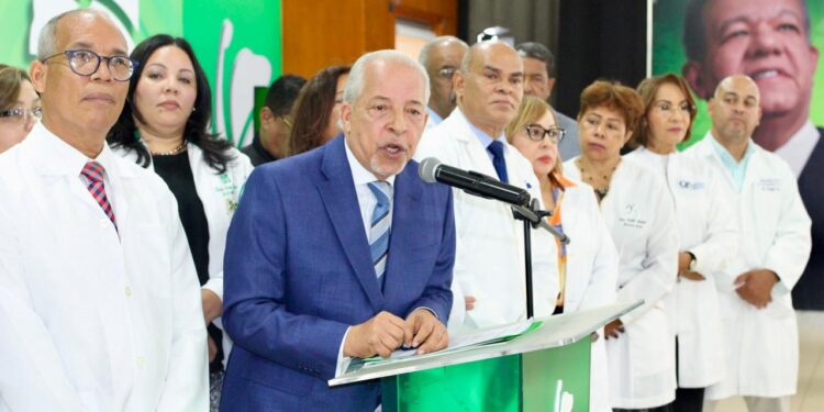 El titular de la Secretaría de Salud del partido Fuerza del Pueblo (FP), doctor Ramón Alvarado, denunció que el sistema de salud dominicano enfrenta serias debilidades estructurales