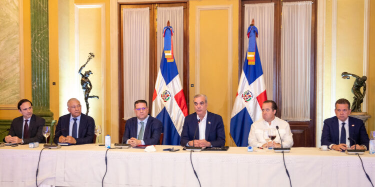 Abinader pacta «blindar» precios de los alimentos