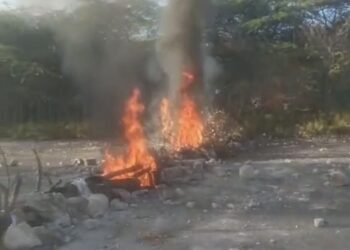 Protesta en Los Robles por apagones de Edesur