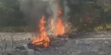 Protesta en Los Robles por apagones de Edesur