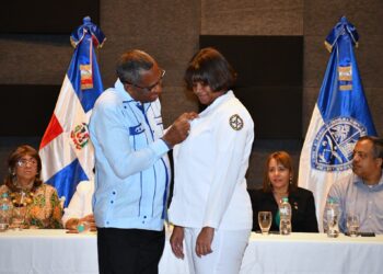 Escuela de Enfermería UASD impone placas y batas blancas