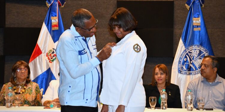 Escuela de Enfermería UASD impone placas y batas blancas