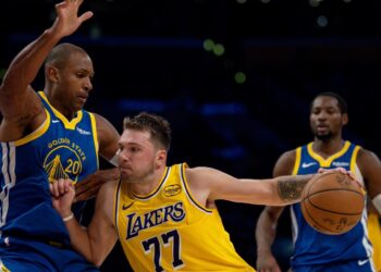Lakers dejan atrás racha de tres derrotas con paliza 129-101 sobre Warriors
