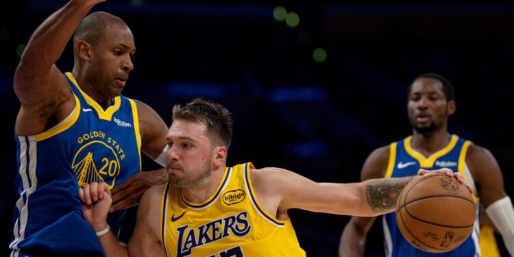 Lakers dejan atrás racha de tres derrotas con paliza 129-101 sobre Warriors