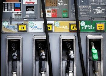 Gasolina en EE. UU. rompe la barrera de los 4 dólares