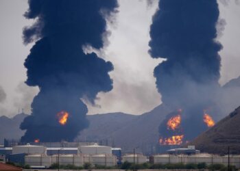 Irán ataca instalaciones petroleras vinculadas a EE. UU.