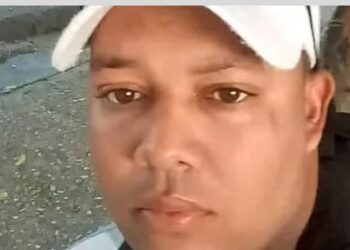 Muere joven tras colisión entre motor y camión en Barahona