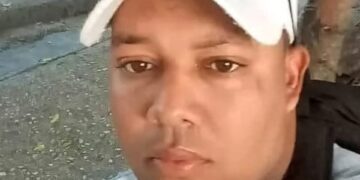 Muere joven tras colisión entre motor y camión en Barahona