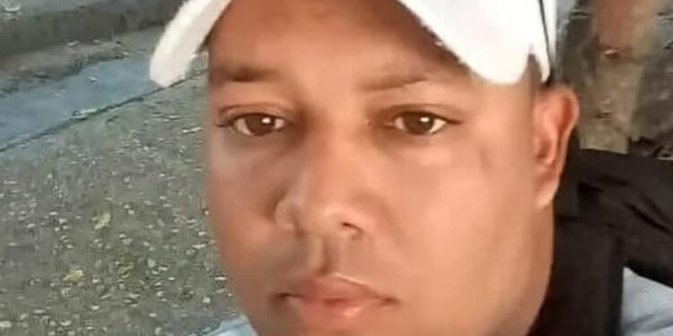 Muere joven tras colisión entre motor y camión en Barahona