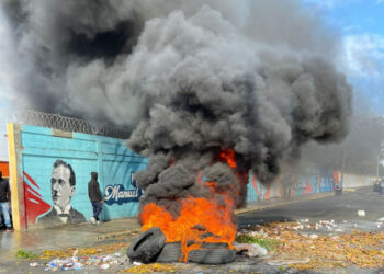 Estudiantes y policías se enfrenta en Duarte