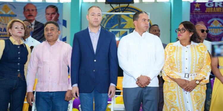 El Partido de la Liberación Dominicana (PLD) juramentó este domingo a dirigentes del Movimiento Cristiano Canal de Bendición de Ayuda para Todos