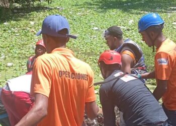 La Defensa Civil Dominicana informó que dos adultos y un menor falleció en accidente de la Autopista 6 de Noviembre