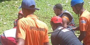 La Defensa Civil Dominicana informó que dos adultos y un menor falleció en accidente de la Autopista 6 de Noviembre