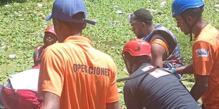 La Defensa Civil Dominicana informó que dos adultos y un menor falleció en accidente de la Autopista 6 de Noviembre