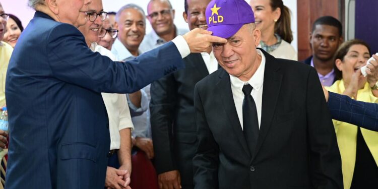 Dirigente Silvio Durán junto al expresidente Danilo Medina