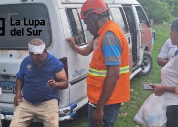 Varios heridos tras deslizarse minibús en el cruce Cabral