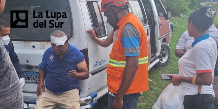 Varios heridos tras deslizarse minibús en el cruce Cabral