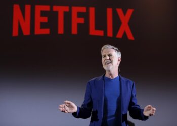 Reed Hastings deja Netflix y acciones caen hasta 9 %