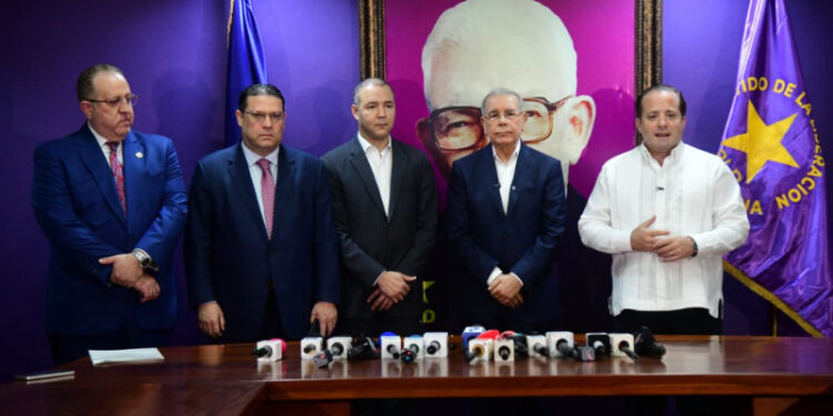 Danilo se reúne con comisión de Abinader