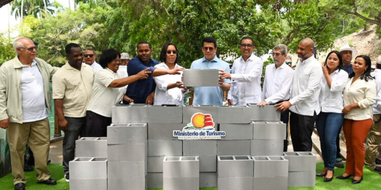 David Collado encabeza inicio de obras en Barahona y Bahoruco