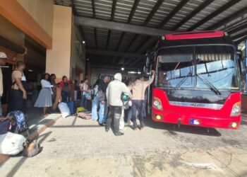 Salen de Barahona vacacionistas este Domingo de Resurrección