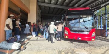 Salen de Barahona vacacionistas este Domingo de Resurrección