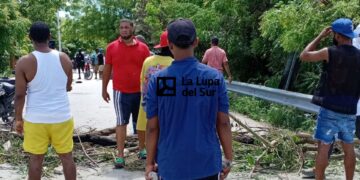 Comunidad El Estero bloquea tránsito