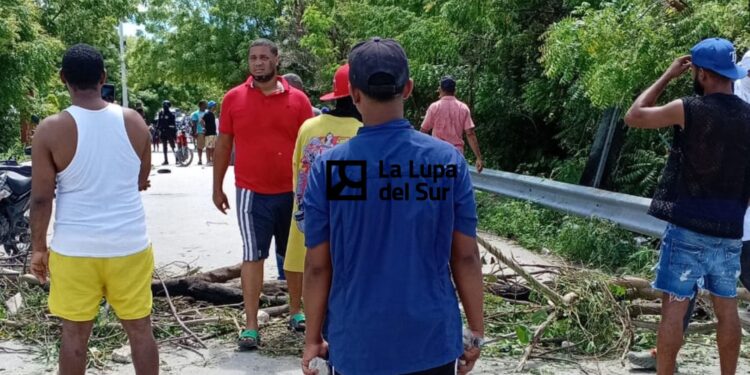 Comunidad El Estero bloquea tránsito