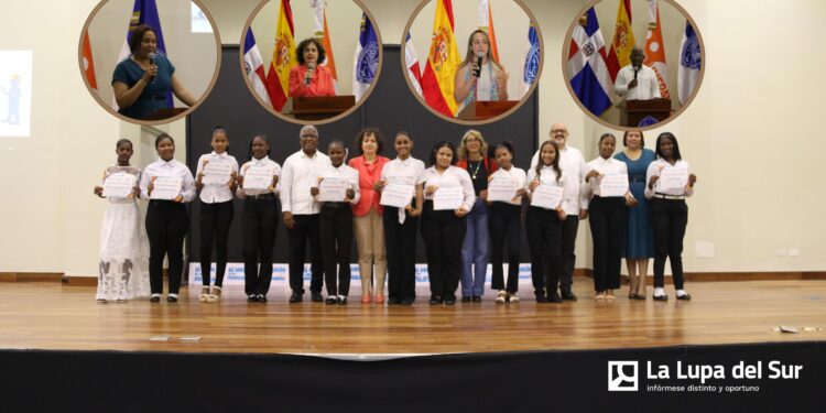 Fabricando Sueños: 102 adolescentes de Azua se gradúan