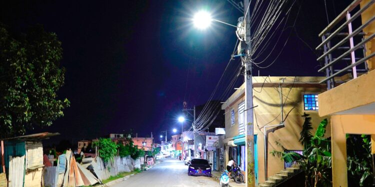 Edesur instala luminarias en el Sur y el GSD