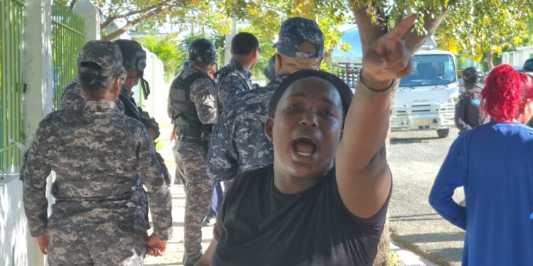 Obreros de zona franca en Barahona protestan