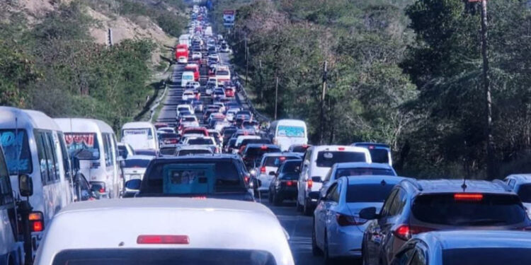 ¡Tapón kilométrico! desde Circunvalación de Baní al cruce de Ocoa