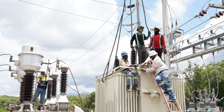 Edesur mejora servicio eléctrico en Ocoa con nuevo transformador