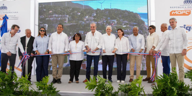 Abinader inaugura carretera Enriquillo-El Higüero en Barahona