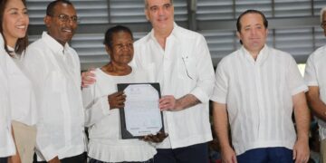 Abinader entrega 1,500 títulos de propiedad en Domingo Savio