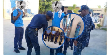 Requisas en escuelas sureñas dejan armas blancas incautadas