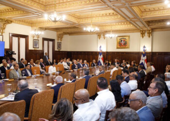 Oposición: recorte a partidos “maniobra autoritaria” del Gobierno