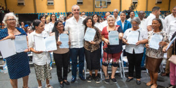 Abinader entrega 1,279 títulos de propiedad