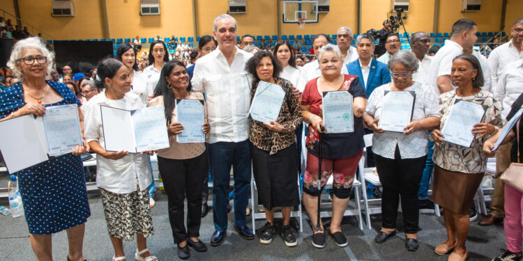 Abinader entrega 1,279 títulos de propiedad