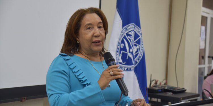Ana Lucía Beltré lidera carrera en UASD
