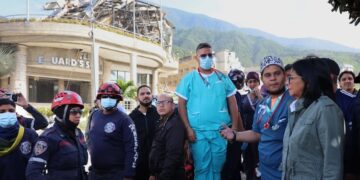 Delcy Rodríguez supervisa rescates en La Guaira