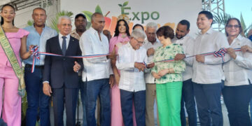 Feria del Mango 2026 inicia en Baní con amplia participación