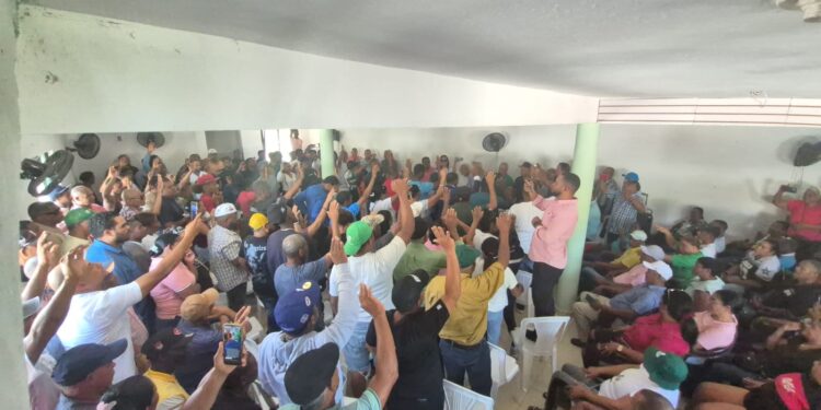 FP juramenta nuevos miembros del PLD y el PRM en Enriquillo