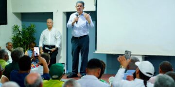 Leonel Fernández exige al Gobierno bajar la gasolina