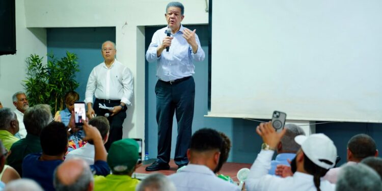 Leonel Fernández exige al Gobierno bajar la gasolina